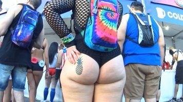 cap_Girl with hot ass in rave event_02_00_00_37_16.jpg