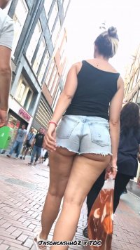 Delightful woman with mini shorts (21).jpg