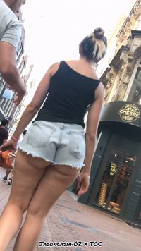Delightful woman with mini shorts (29).jpg