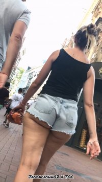 Delightful woman with mini shorts (30).jpg